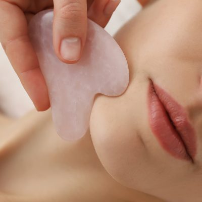 Hoitava kristallihieronta kasvoille, rauhoittava ja ihonpuhdistava hoito.