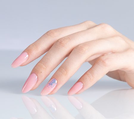 Kynsien kaunis ja elegantti manikyyri, suosittu kauneushoitola Turussa.