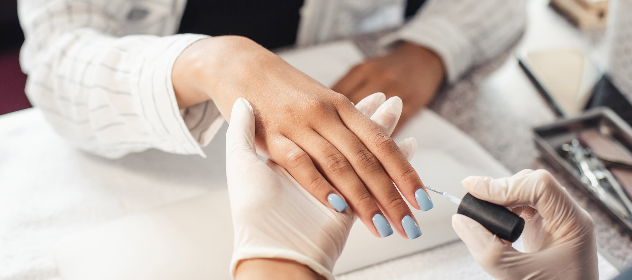 Ammattimainen kynsien manikyyri ja kaunis kynsilakka, laadukas kynsipalvelu Turussa.